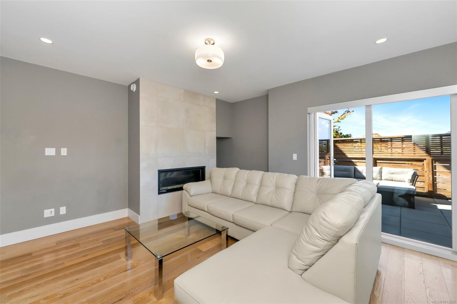 104-4343 Tyndall Ave, Saanich, BC