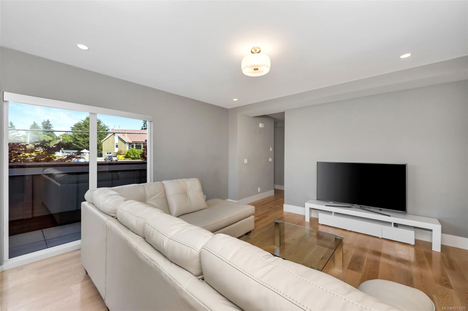 104-4343 Tyndall Ave, Saanich, BC