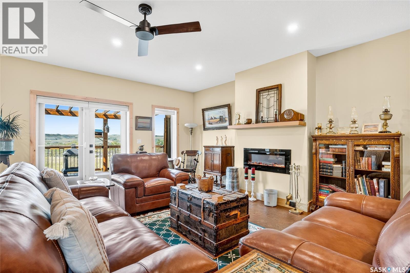 322 Laurier Crescent, Laird Rm No. 404, SK - Indoor Photo Showing Living Room With Fireplace