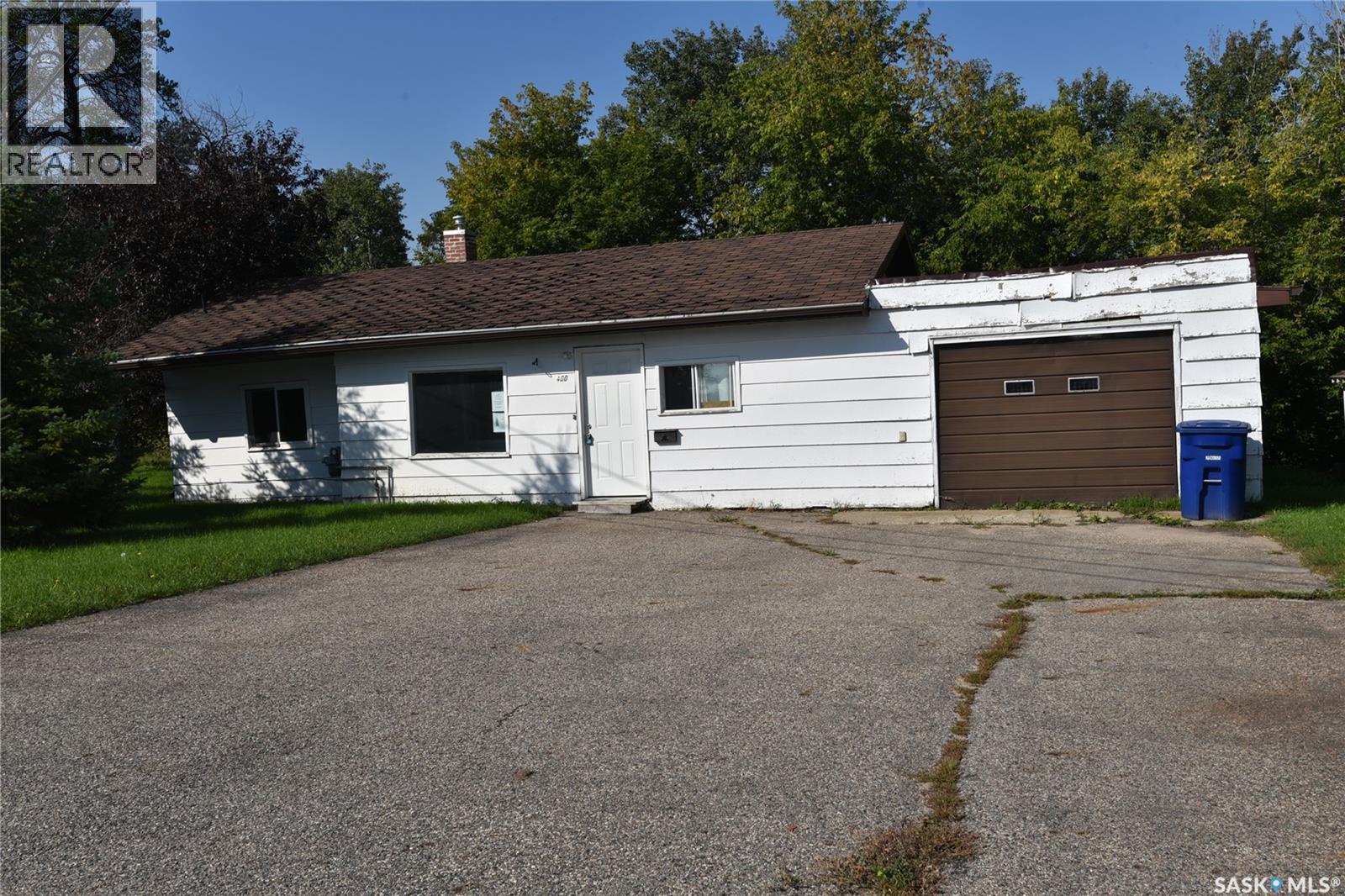 400 - 402 Macdonald Street, Nipawin, SK - Outdoor