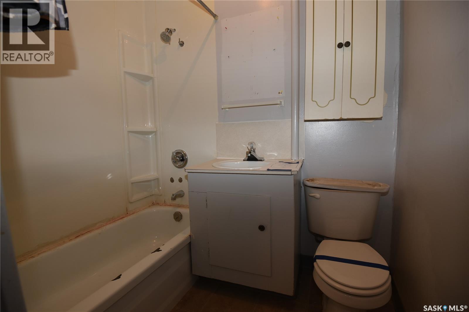 400 - 402 Macdonald Street, Nipawin, SK - Indoor Photo Showing Bathroom