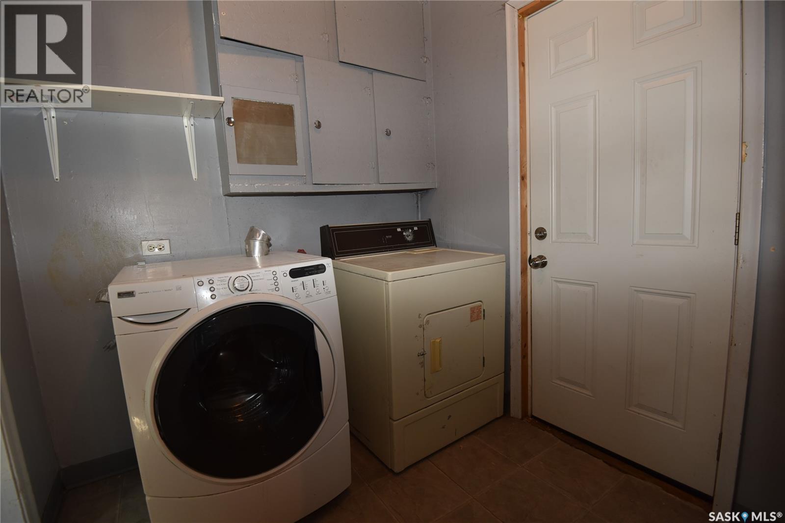 400 - 402 Macdonald Street, Nipawin, SK - Indoor Photo Showing Laundry Room