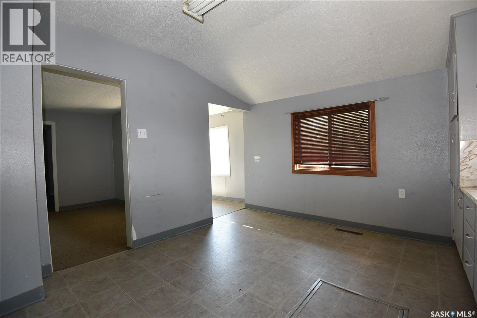 400 - 402 Macdonald Street, Nipawin, SK - Indoor Photo Showing Other Room