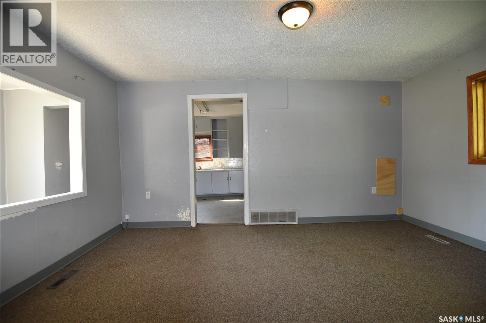 400 - 402 Macdonald Street, Nipawin, SK - Indoor Photo Showing Other Room