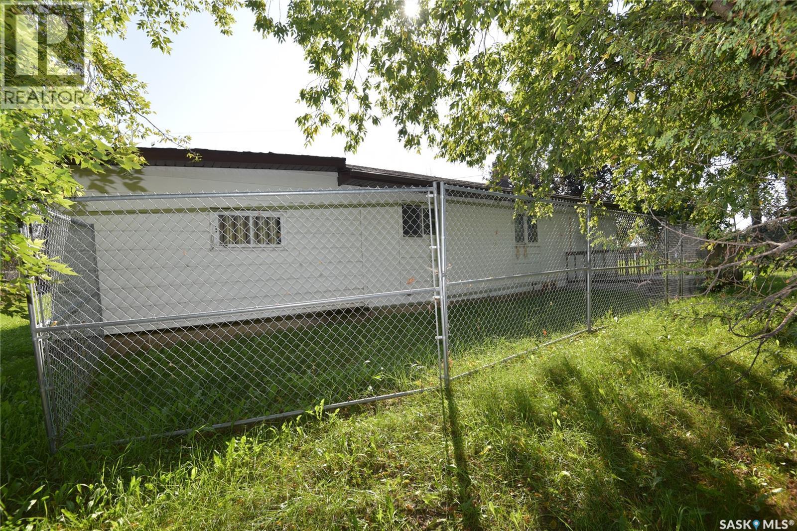 400 - 402 Macdonald Street, Nipawin, SK - Outdoor