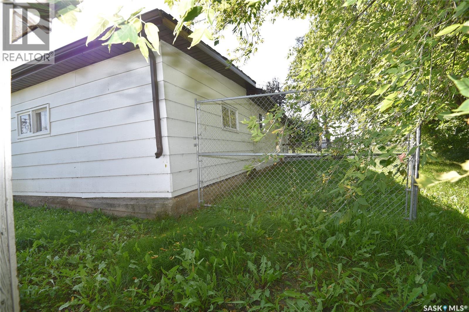 400 - 402 Macdonald Street, Nipawin, SK - Outdoor