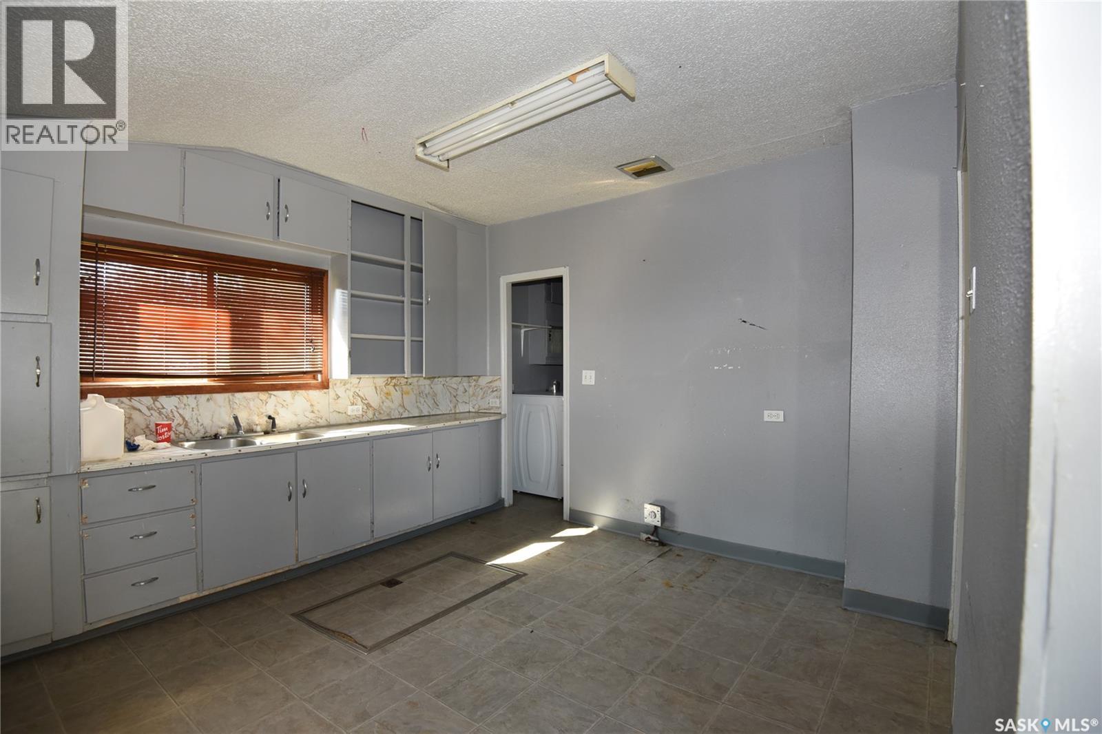 400 - 402 Macdonald Street, Nipawin, SK - Indoor