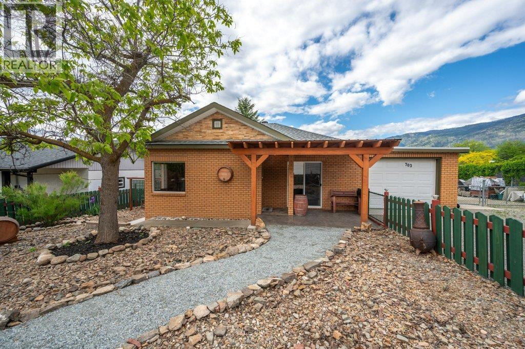 703 Similkameen Avenue, Oliver, BC - Outdoor
