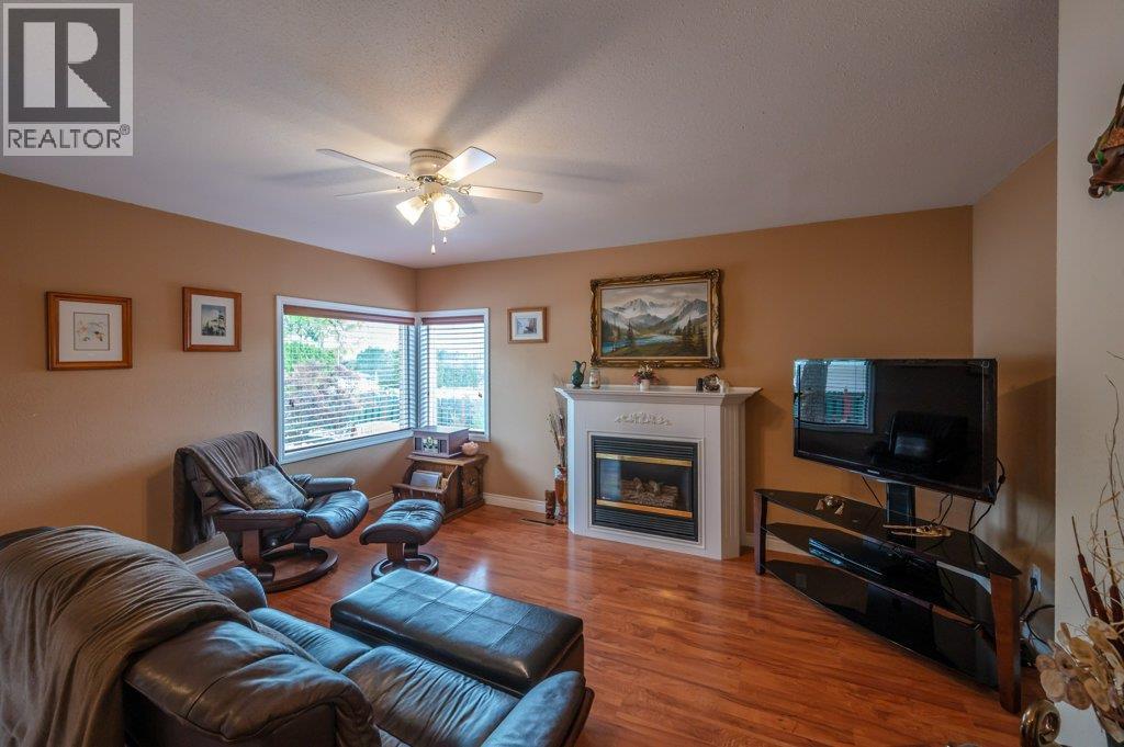 703 Similkameen Avenue, Oliver, BC - Indoor Photo Showing Living Room With Fireplace
