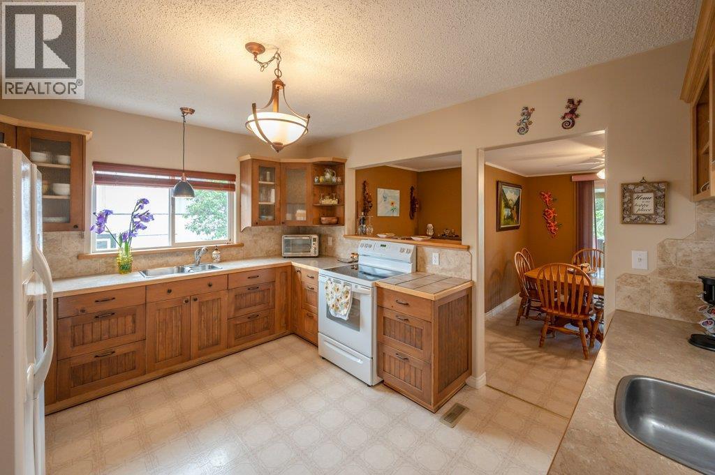 703 Similkameen Avenue, Oliver, BC - Indoor Photo Showing Kitchen