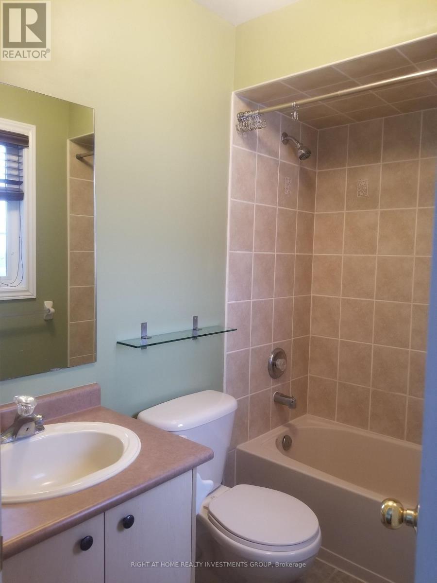 En-suite washroom - 38 Lang Drive, Barrie, ON - Indoor Photo Showing Bathroom