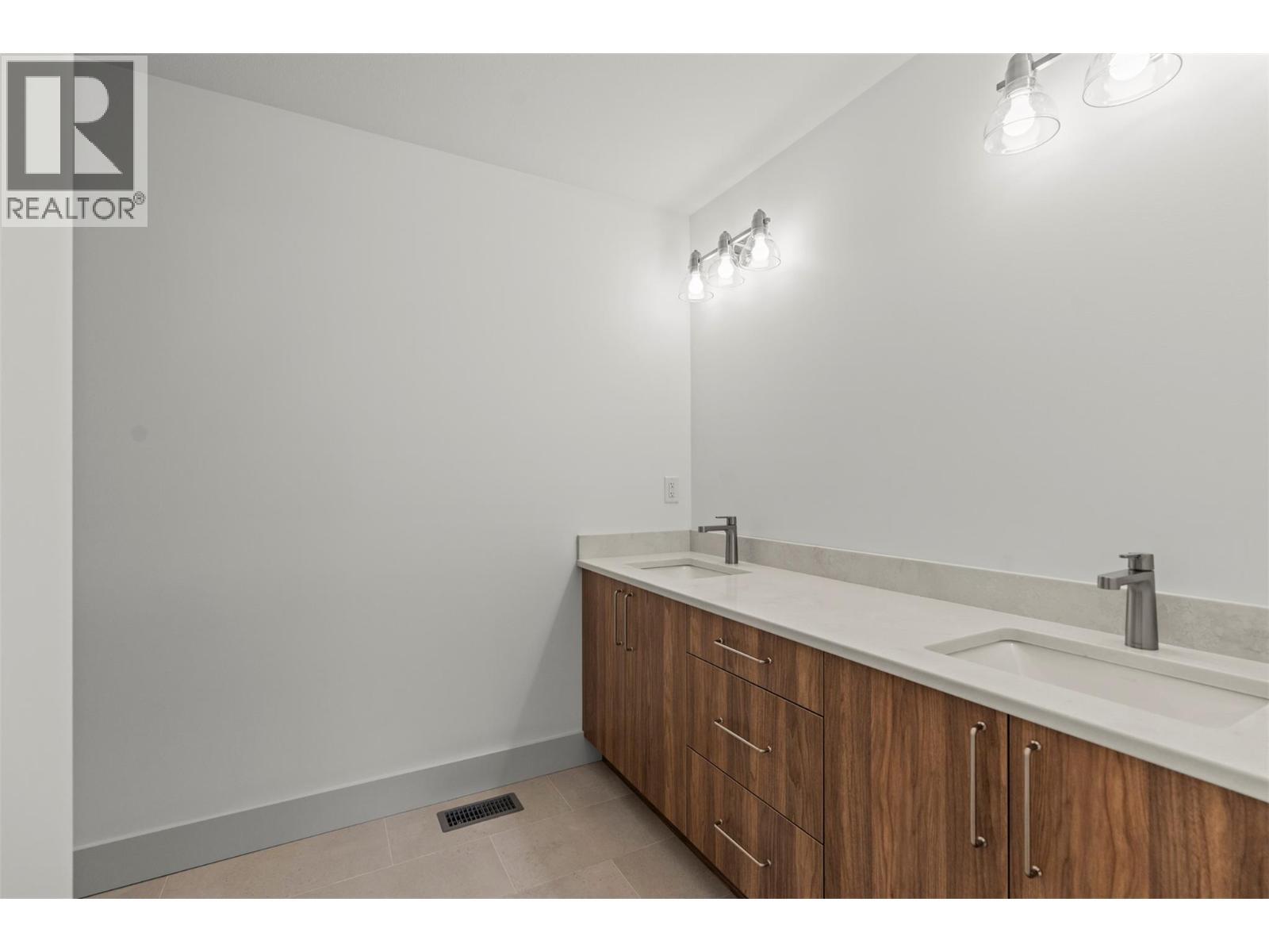 2345 Patterson Avenue Unit# 101, Armstrong, BC - Indoor Photo Showing Bathroom