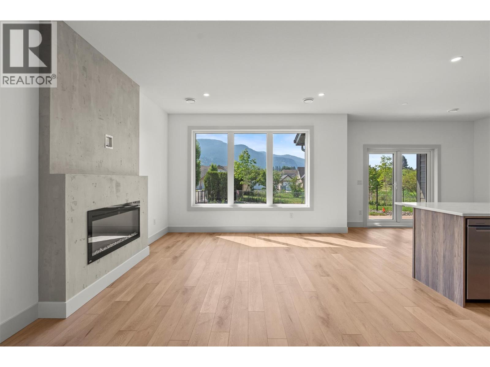 2345 Patterson Avenue Unit# 101, Armstrong, BC - Indoor Photo Showing Living Room With Fireplace