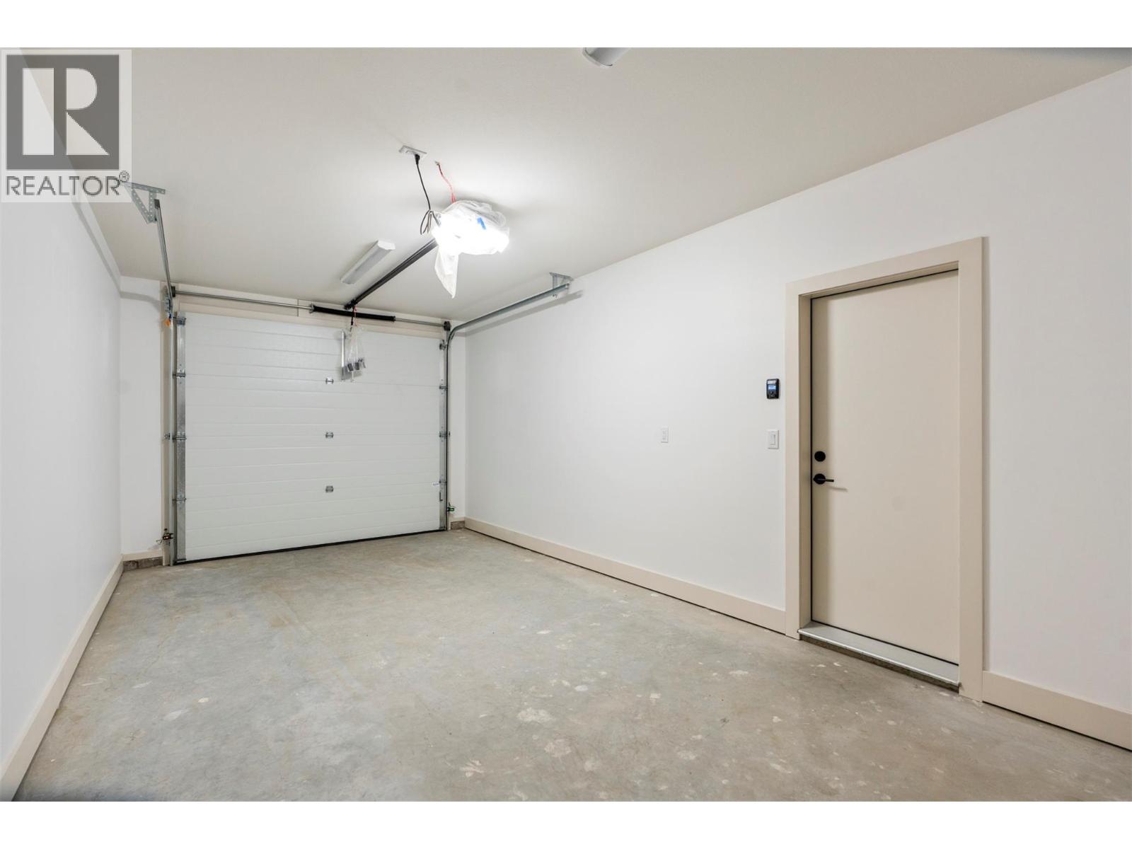 2345 Patterson Avenue Unit# 101, Armstrong, BC - Indoor Photo Showing Garage