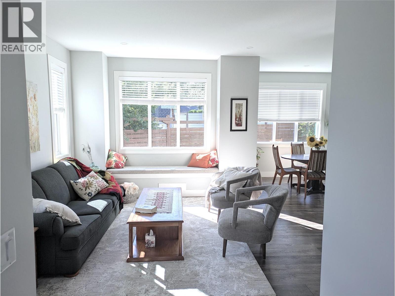 1257 And 1259 Rio Drive, Kelowna, BC - Indoor Photo Showing Living Room