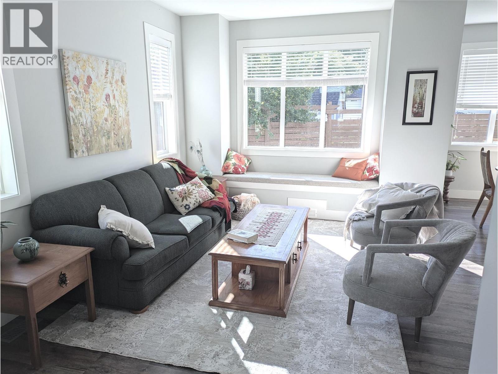 1257 And 1259 Rio Drive, Kelowna, BC - Indoor Photo Showing Living Room