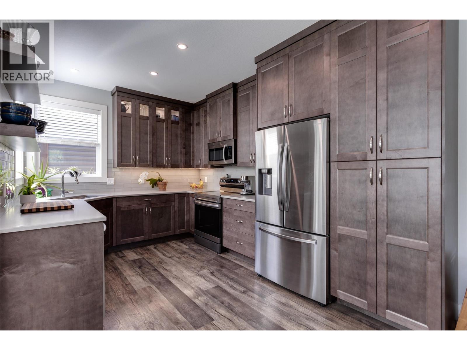 1257 And 1259 Rio Drive, Kelowna, BC - Indoor Photo Showing Kitchen With Upgraded Kitchen