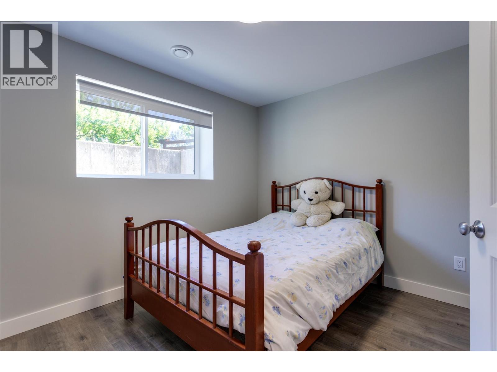 1257 And 1259 Rio Drive, Kelowna, BC - Indoor Photo Showing Bedroom