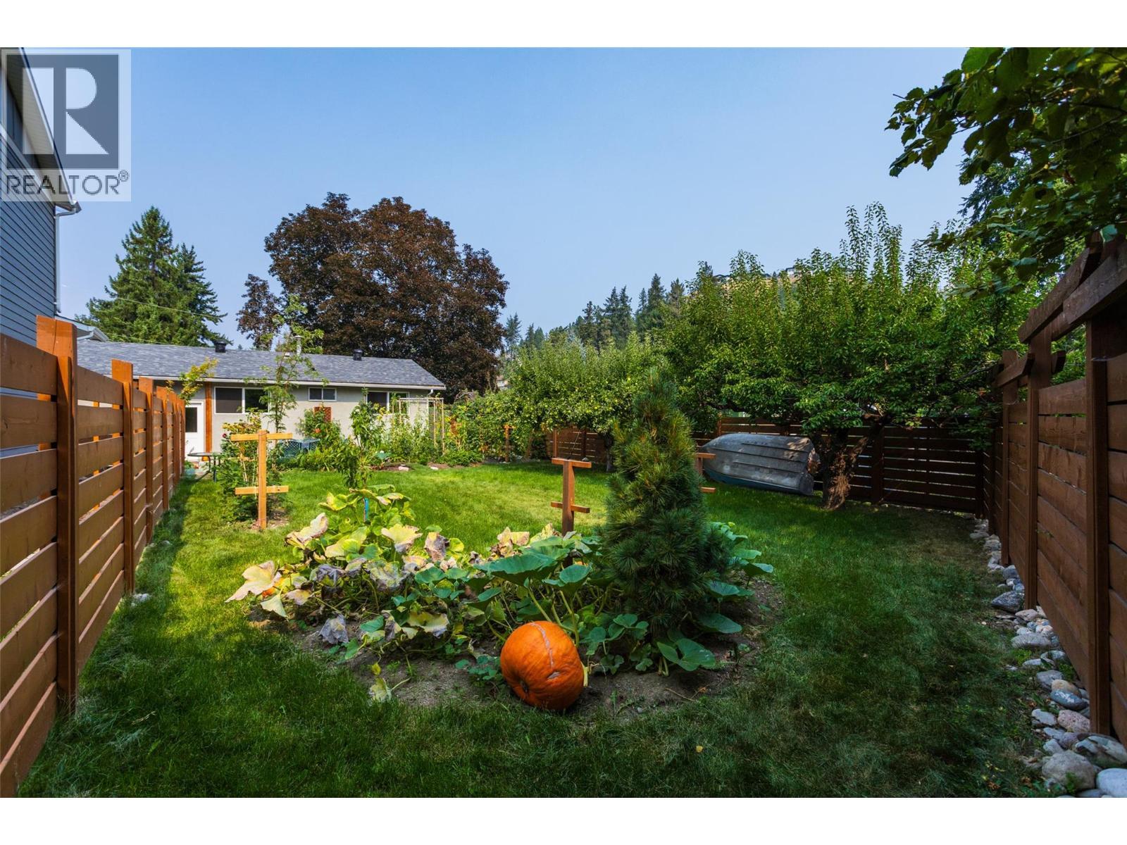 1257 And 1259 Rio Drive, Kelowna, BC - Outdoor