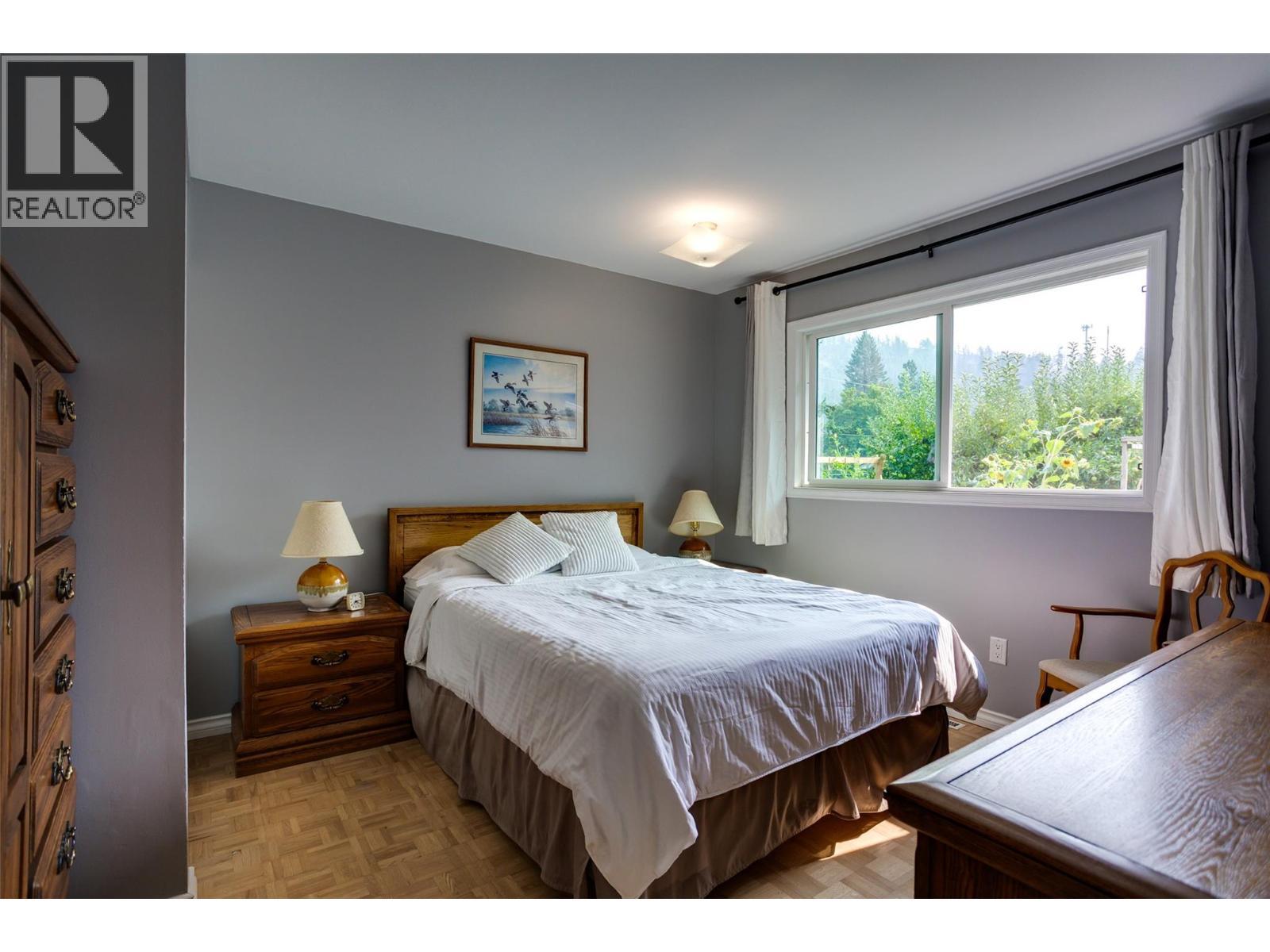 1257 And 1259 Rio Drive, Kelowna, BC - Indoor Photo Showing Bedroom