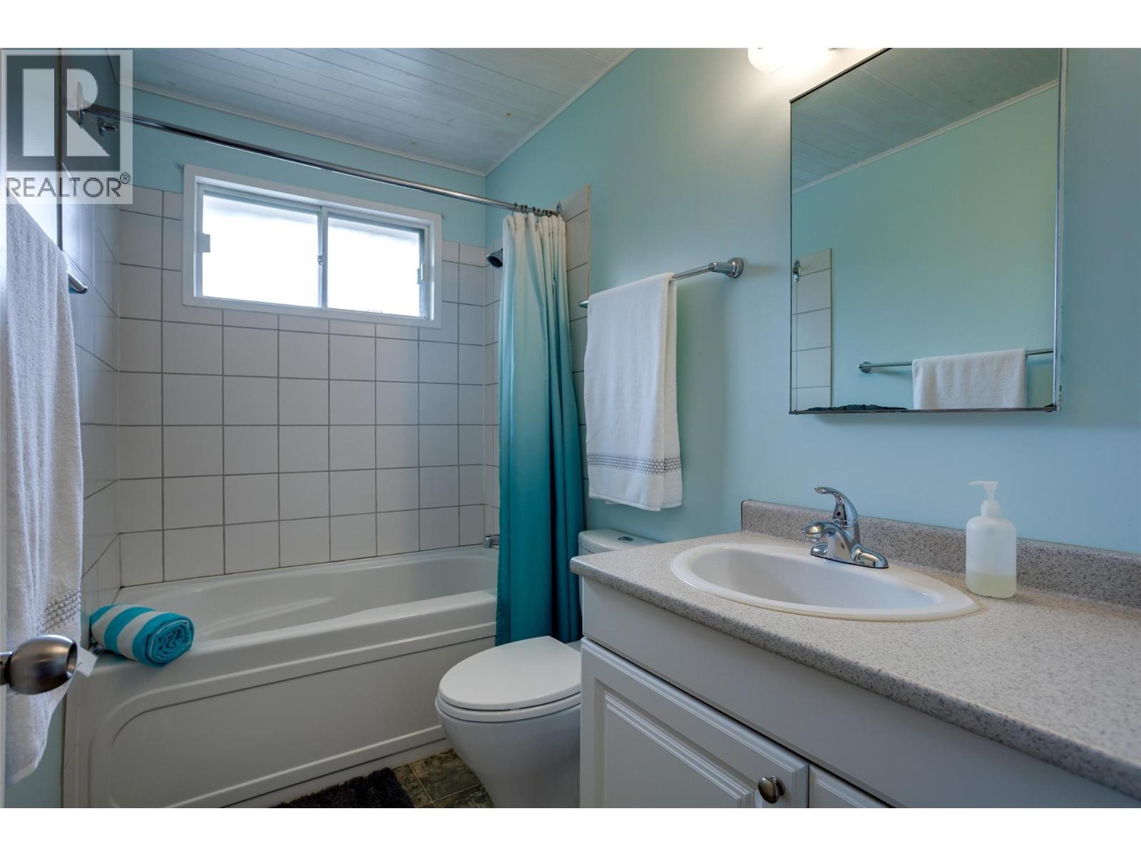 1257 And 1259 Rio Drive, Kelowna, BC - Indoor Photo Showing Bathroom