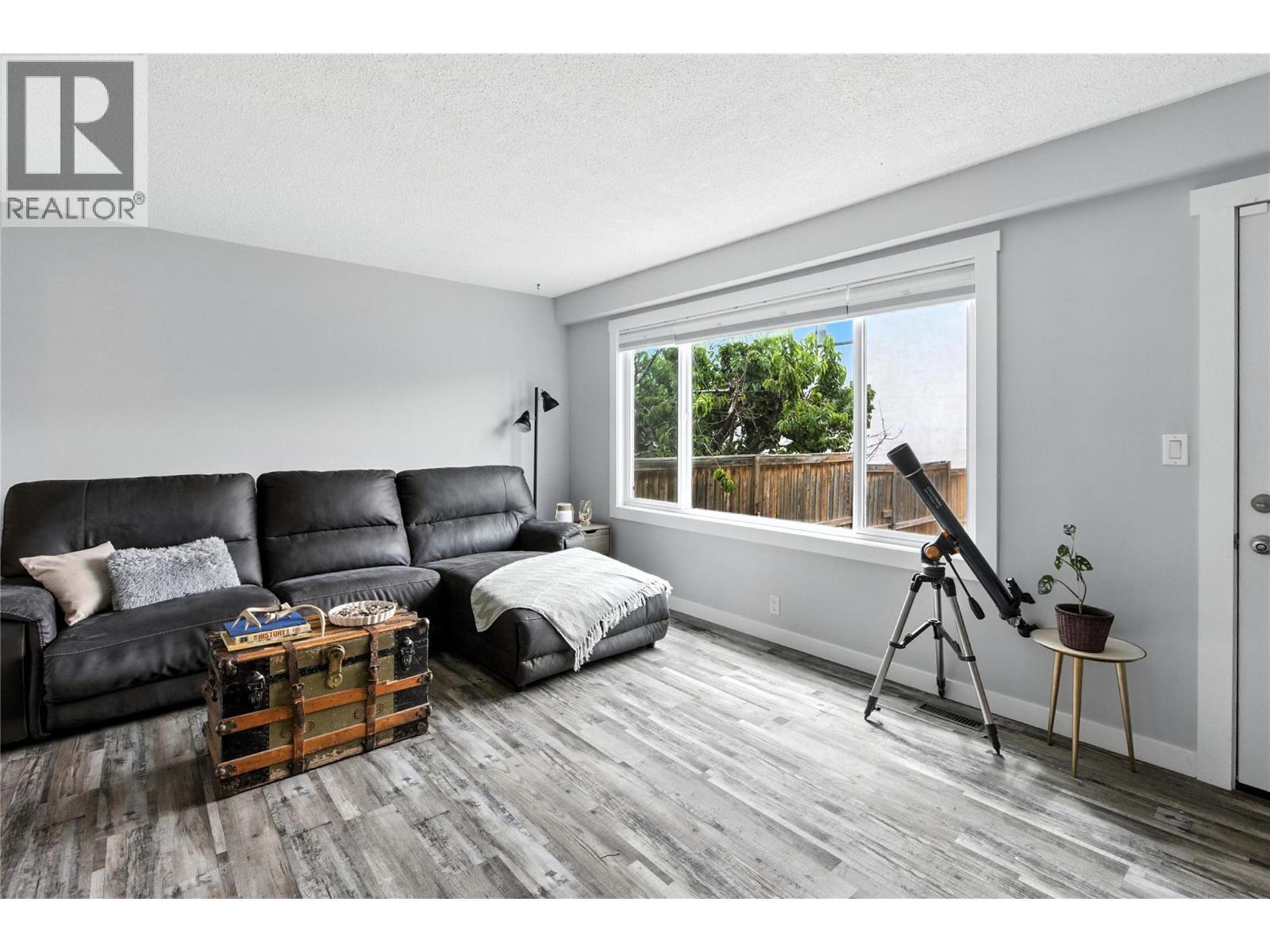 800 Southill Street Unit# 4, Kamloops, BC - Indoor Photo Showing Living Room