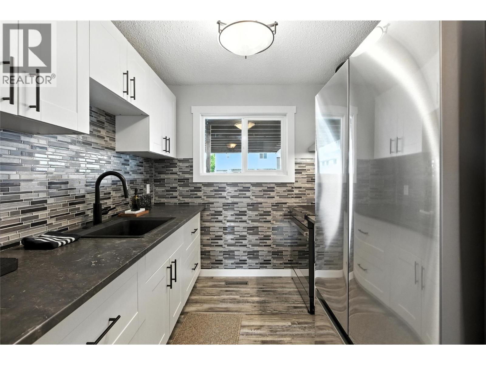 800 Southill Street Unit# 4, Kamloops, BC - Indoor Photo Showing Kitchen With Upgraded Kitchen