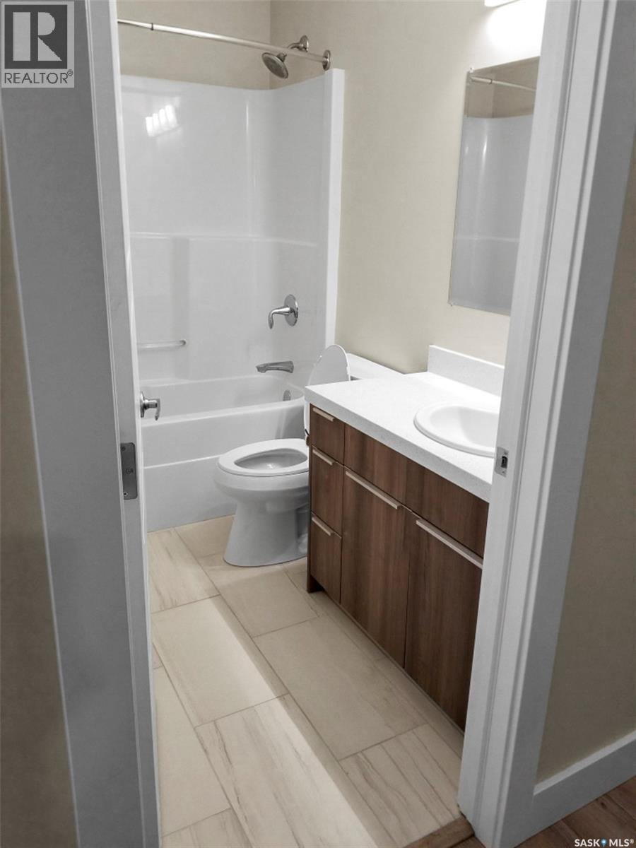 1-4 316 3Rd Street W, Delisle, SK - Indoor Photo Showing Bathroom