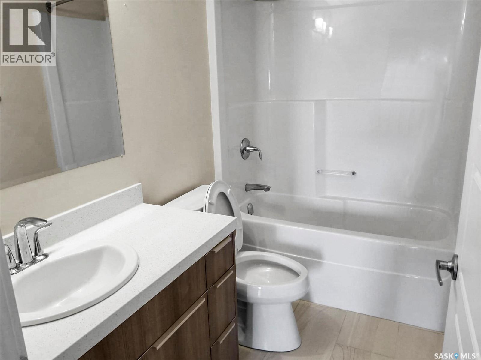 1-4 316 3Rd Street W, Delisle, SK - Indoor Photo Showing Bathroom