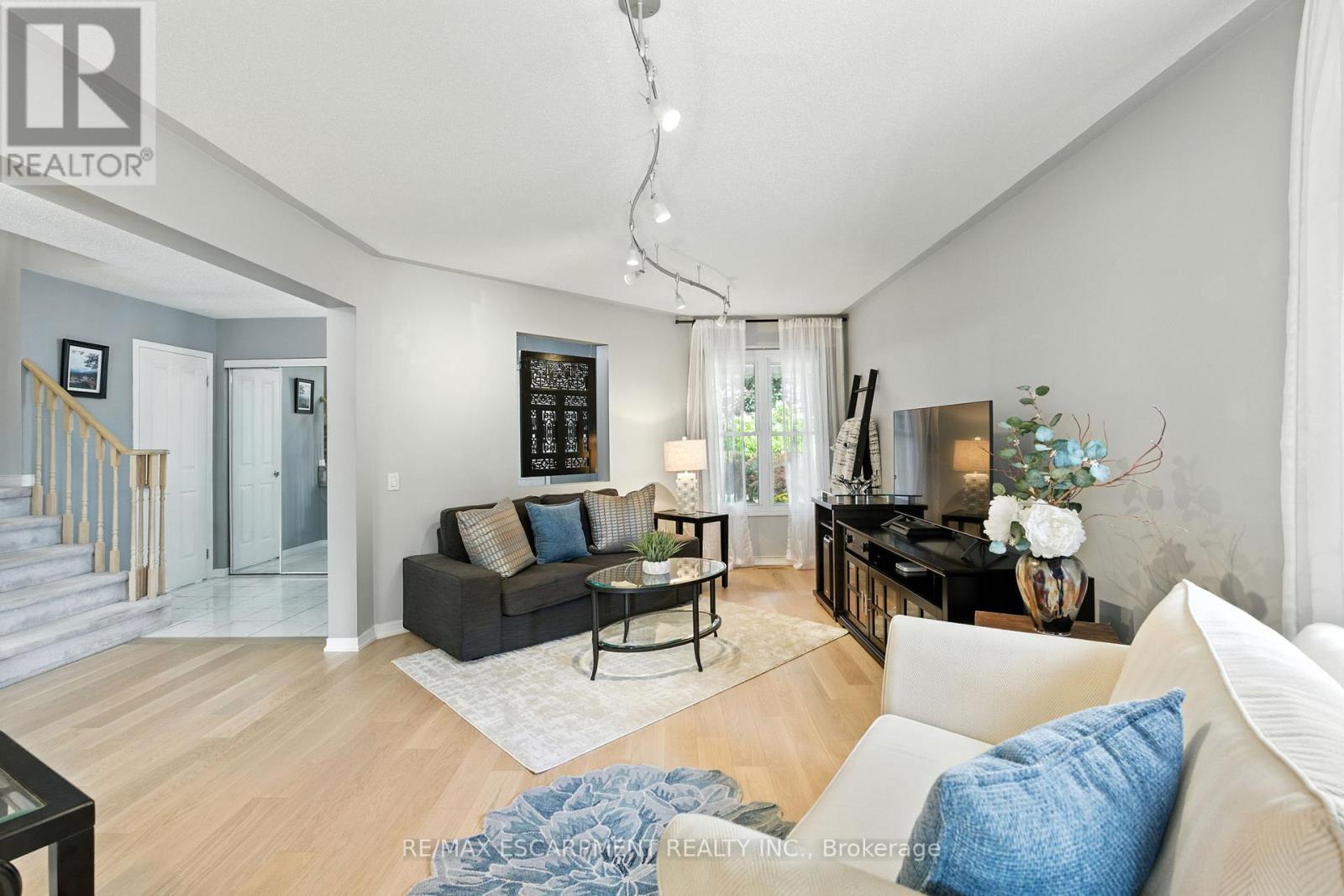 88 Grindstone Way, Hamilton, ON - Indoor Photo Showing Living Room