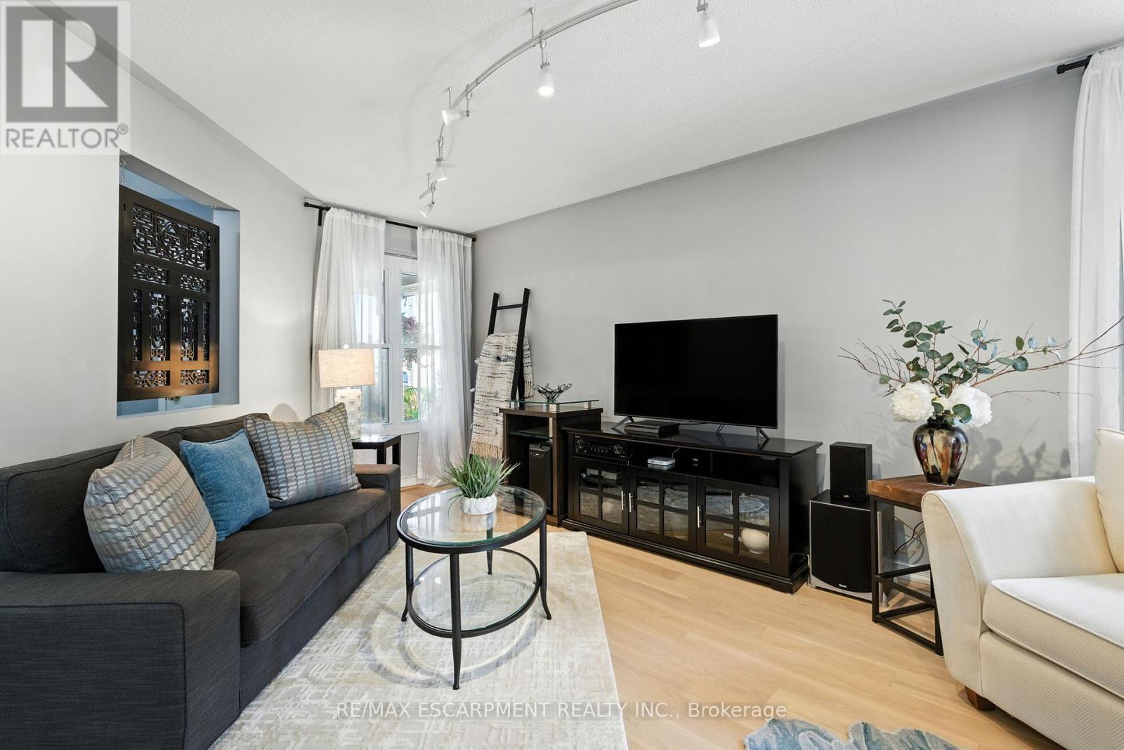 88 Grindstone Way, Hamilton, ON - Indoor Photo Showing Living Room