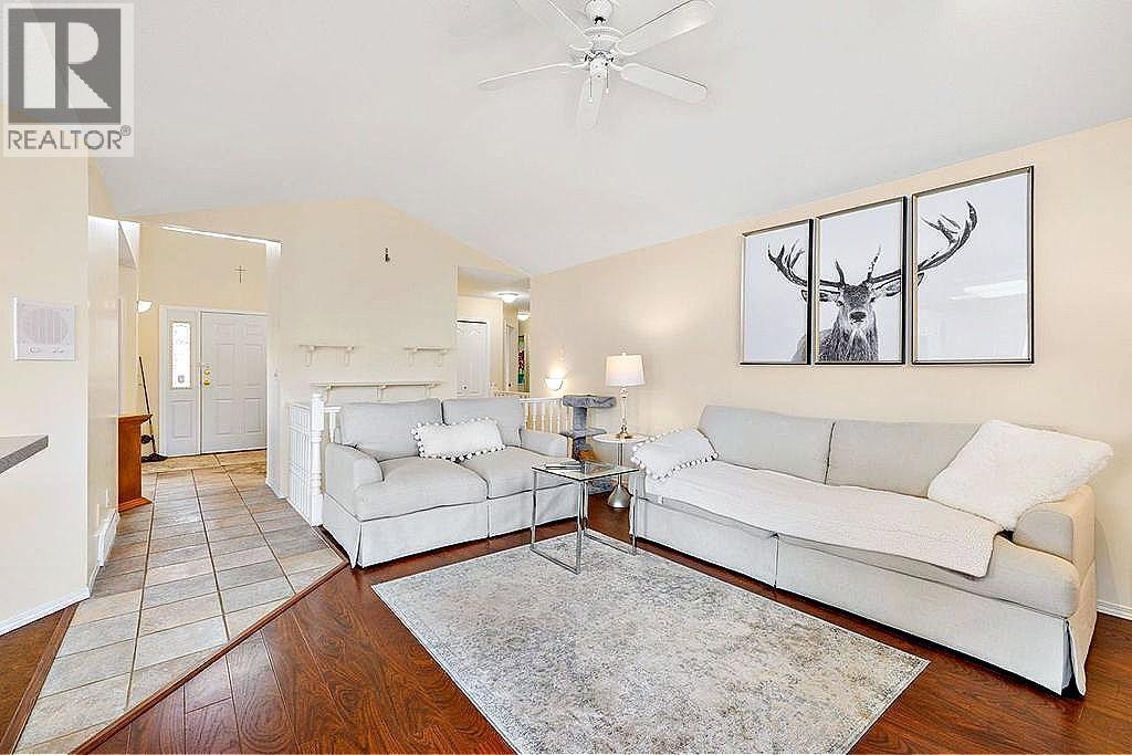 5205 Macneill Court, Peachland, BC - Indoor Photo Showing Living Room