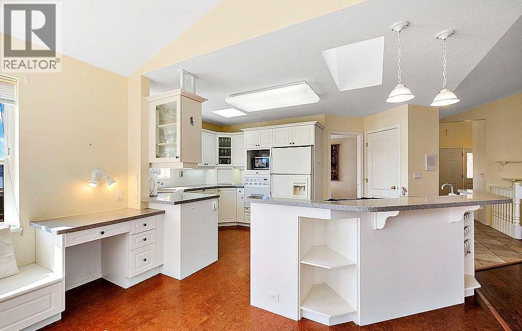 5205 Macneill Court, Peachland, BC - Indoor Photo Showing Kitchen
