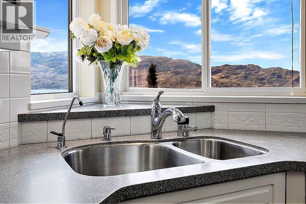 5205 Macneill Court, Peachland, BC - Indoor Photo Showing Kitchen With Double Sink