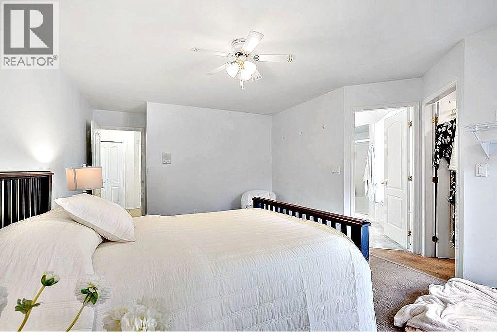 5205 Macneill Court, Peachland, BC - Indoor Photo Showing Bedroom