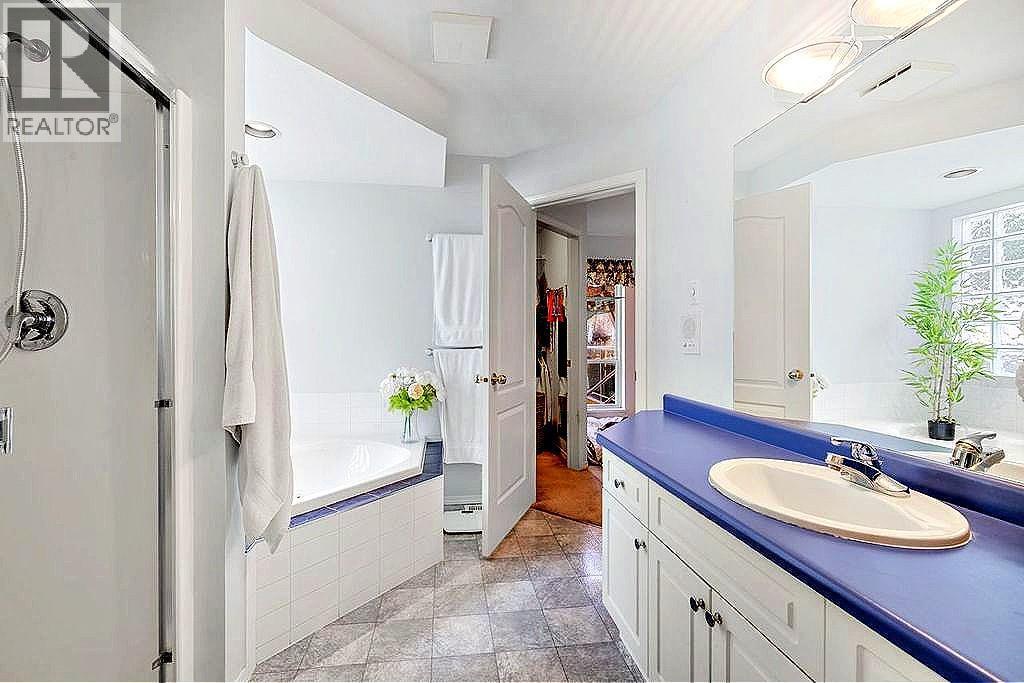 5205 Macneill Court, Peachland, BC - Indoor Photo Showing Bathroom