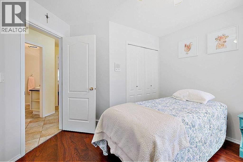 5205 Macneill Court, Peachland, BC - Indoor Photo Showing Bedroom