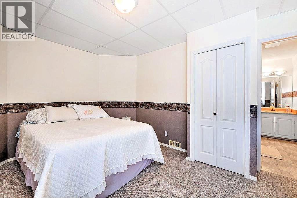 5205 Macneill Court, Peachland, BC - Indoor Photo Showing Bedroom