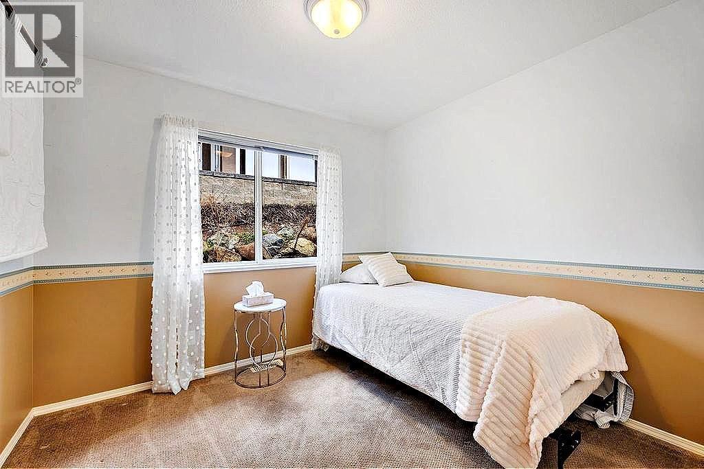 5205 Macneill Court, Peachland, BC - Indoor Photo Showing Bedroom