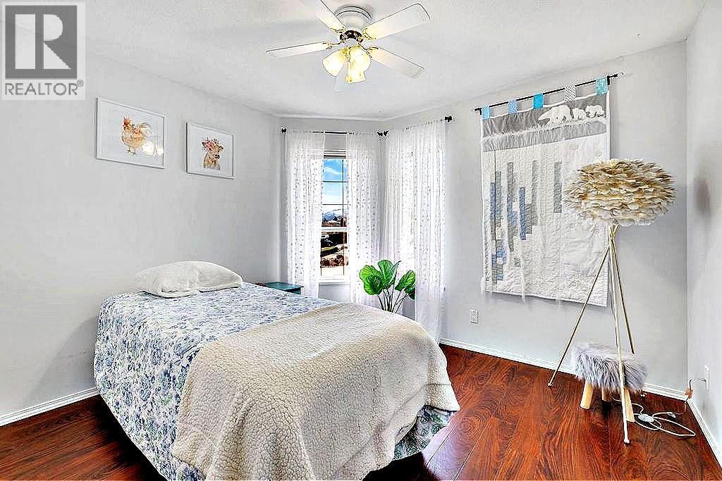 5205 Macneill Court, Peachland, BC - Indoor Photo Showing Bedroom