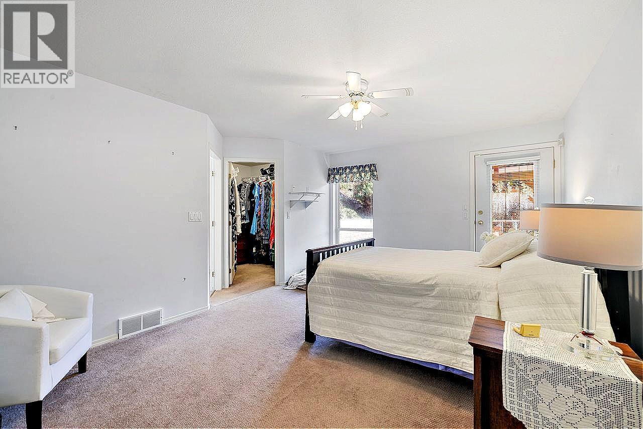 5205 Macneill Court, Peachland, BC - Indoor Photo Showing Bedroom