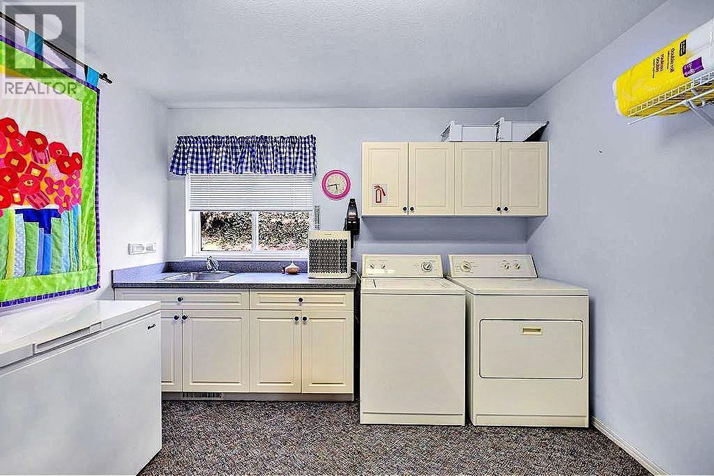 5205 Macneill Court, Peachland, BC - Indoor Photo Showing Laundry Room