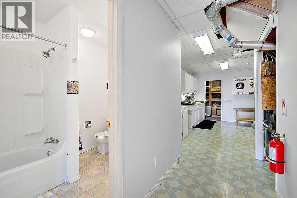 5205 Macneill Court, Peachland, BC - Indoor