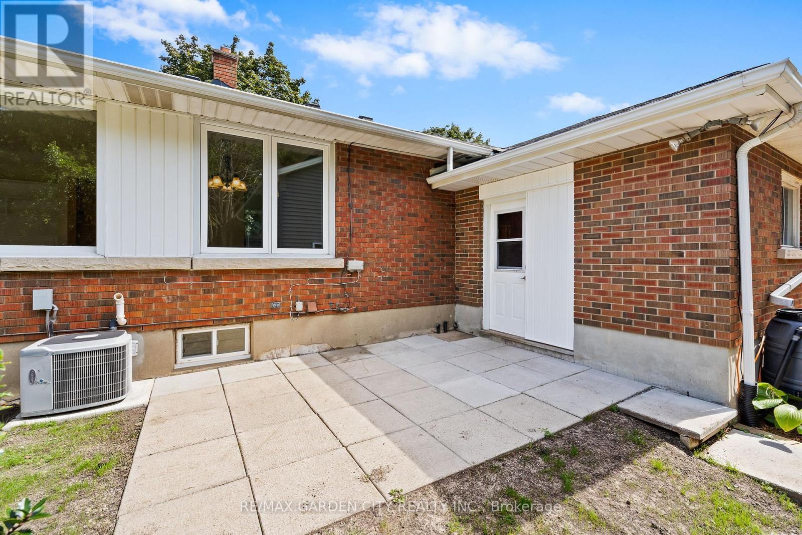 34 Kenworth Drive, St. Catharines (Carlton/Bunting), ON - Outdoor With Exterior