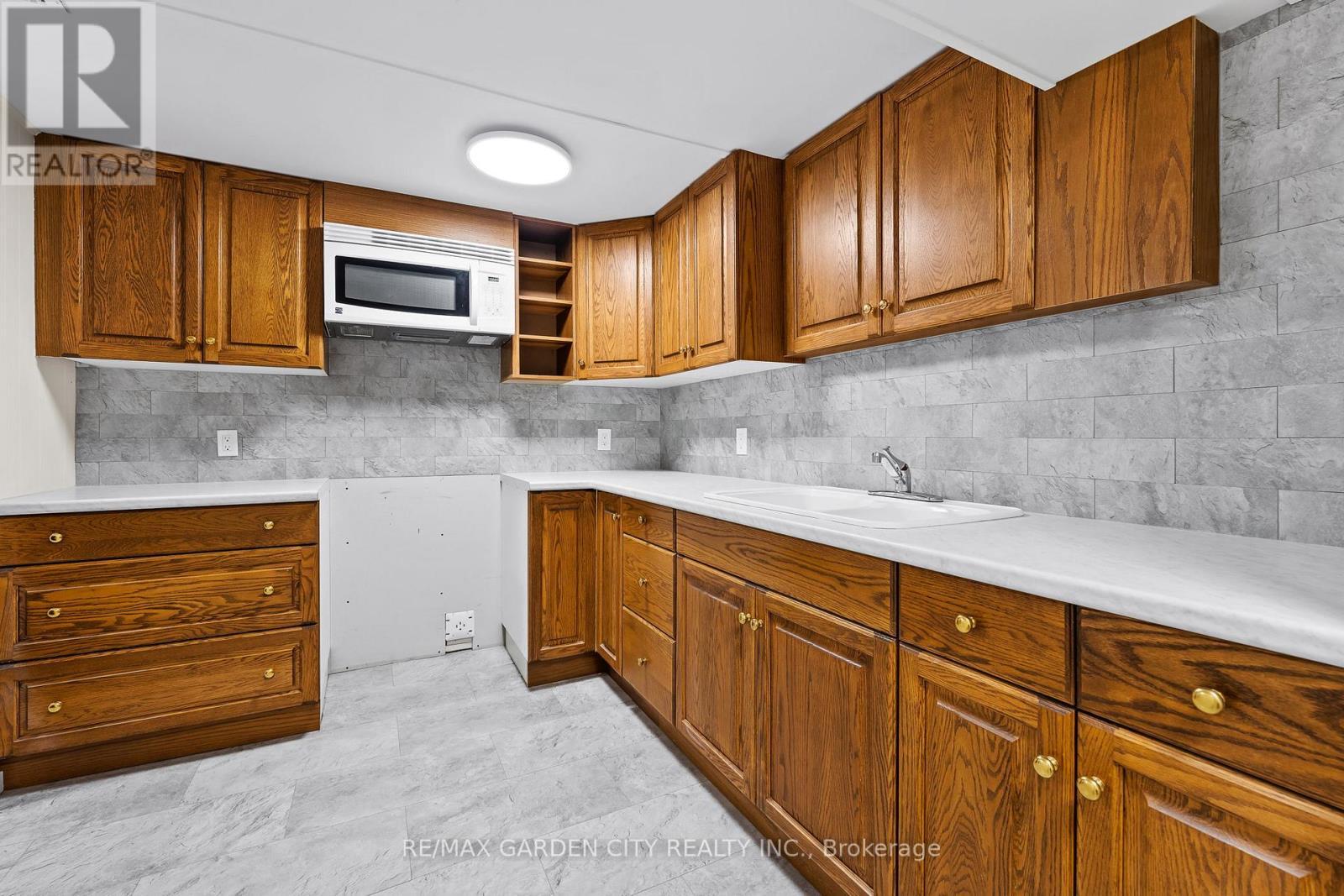 34 Kenworth Drive, St. Catharines (Carlton/Bunting), ON - Indoor Photo Showing Kitchen