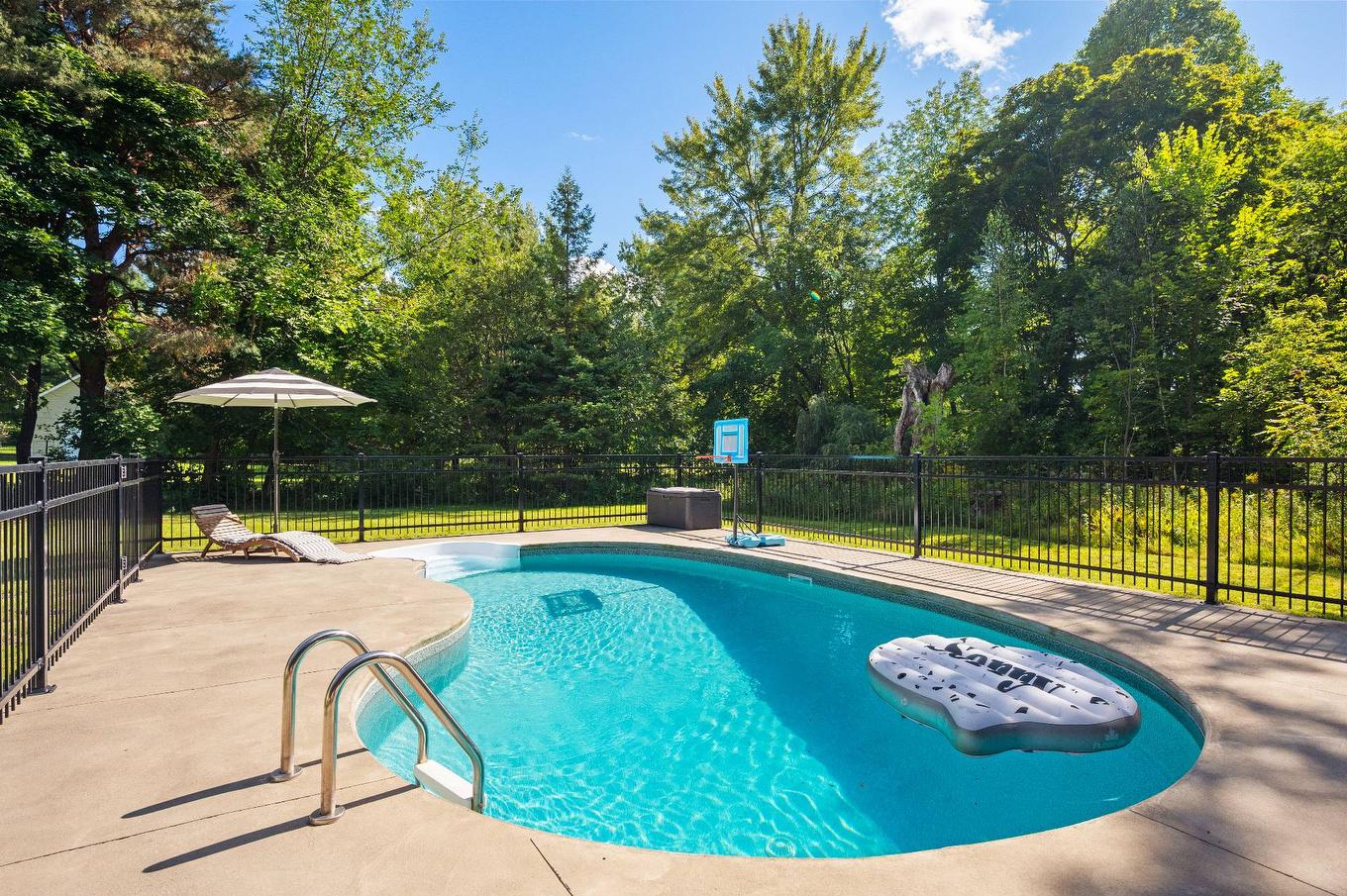 Piscine - 442 Mtée Des Trente, Mont-Saint-Hilaire, QC - Outdoor With In Ground Pool With Backyard