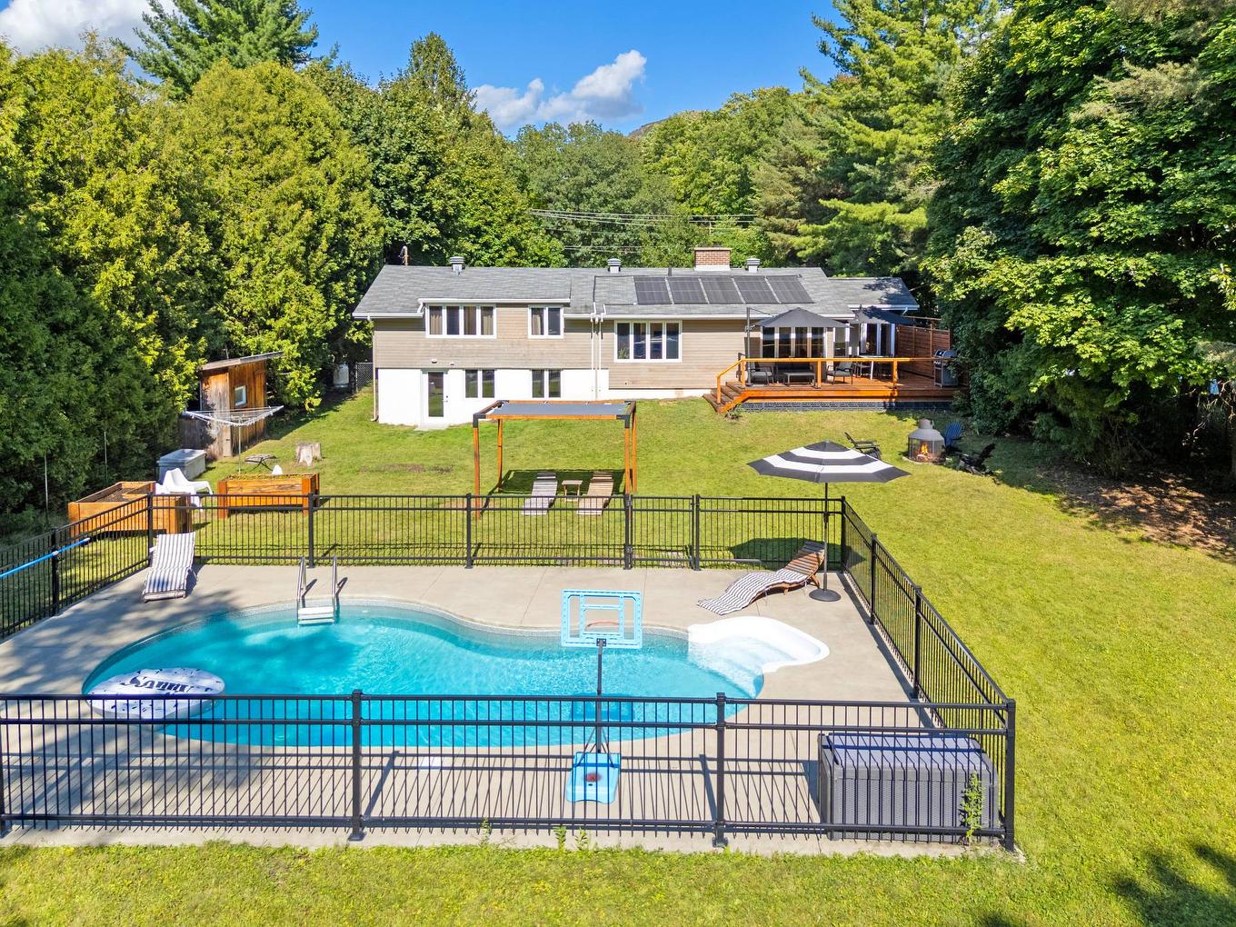 Piscine - 442 Mtée Des Trente, Mont-Saint-Hilaire, QC - Outdoor With In Ground Pool