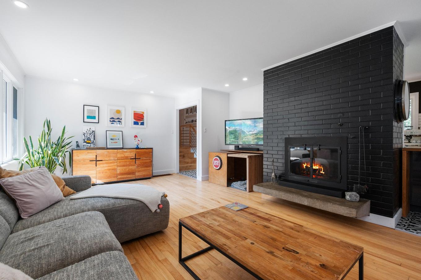 Salon - 442 Mtée Des Trente, Mont-Saint-Hilaire, QC - Indoor Photo Showing Living Room With Fireplace