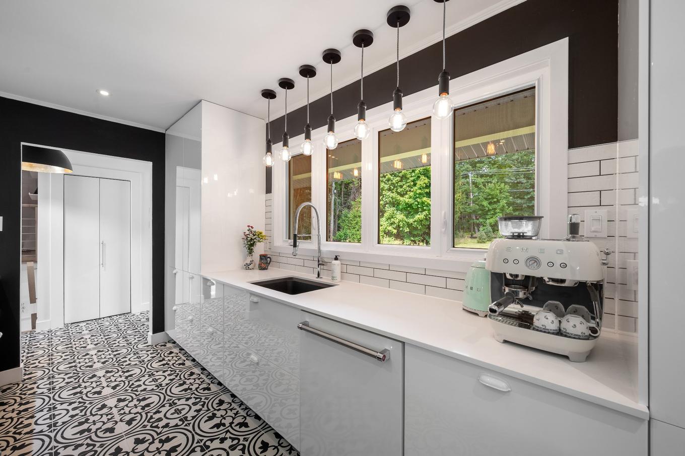 Cuisine - 442 Mtée Des Trente, Mont-Saint-Hilaire, QC - Indoor Photo Showing Kitchen With Upgraded Kitchen