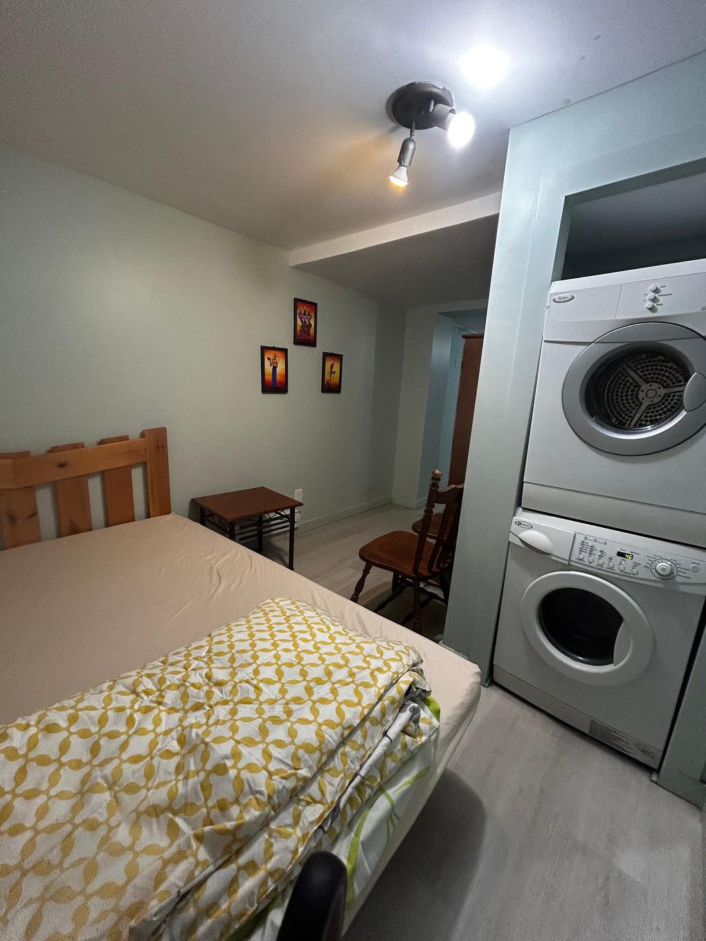 Bedroom - 4008A Rue Mance, Longueuil (Saint-Hubert), QC - Indoor Photo Showing Laundry Room